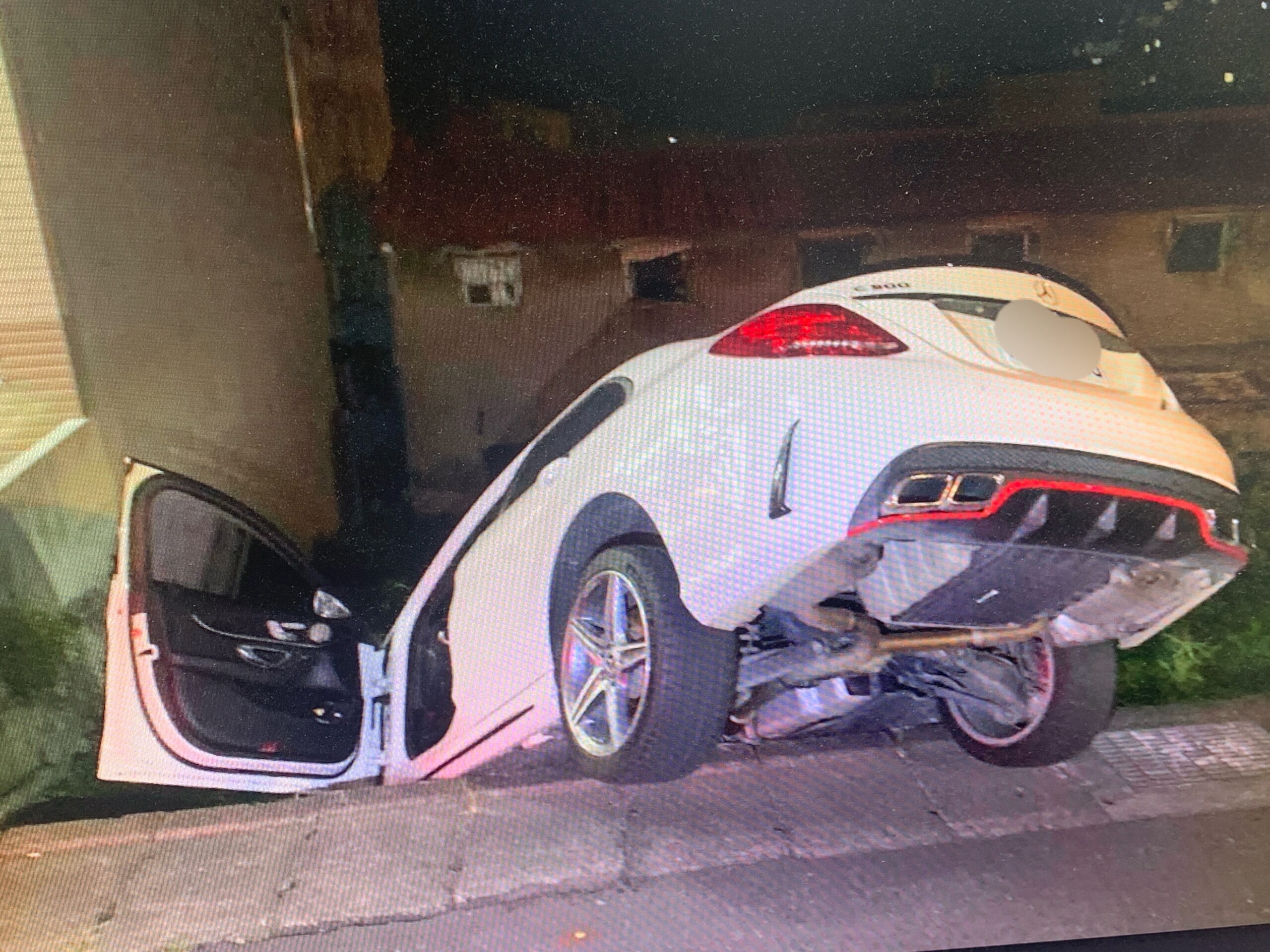 尷尬!桃園龜山汽車「斜插路邊草堆」 1男1女自行爬出車外 S 397484050 scaled