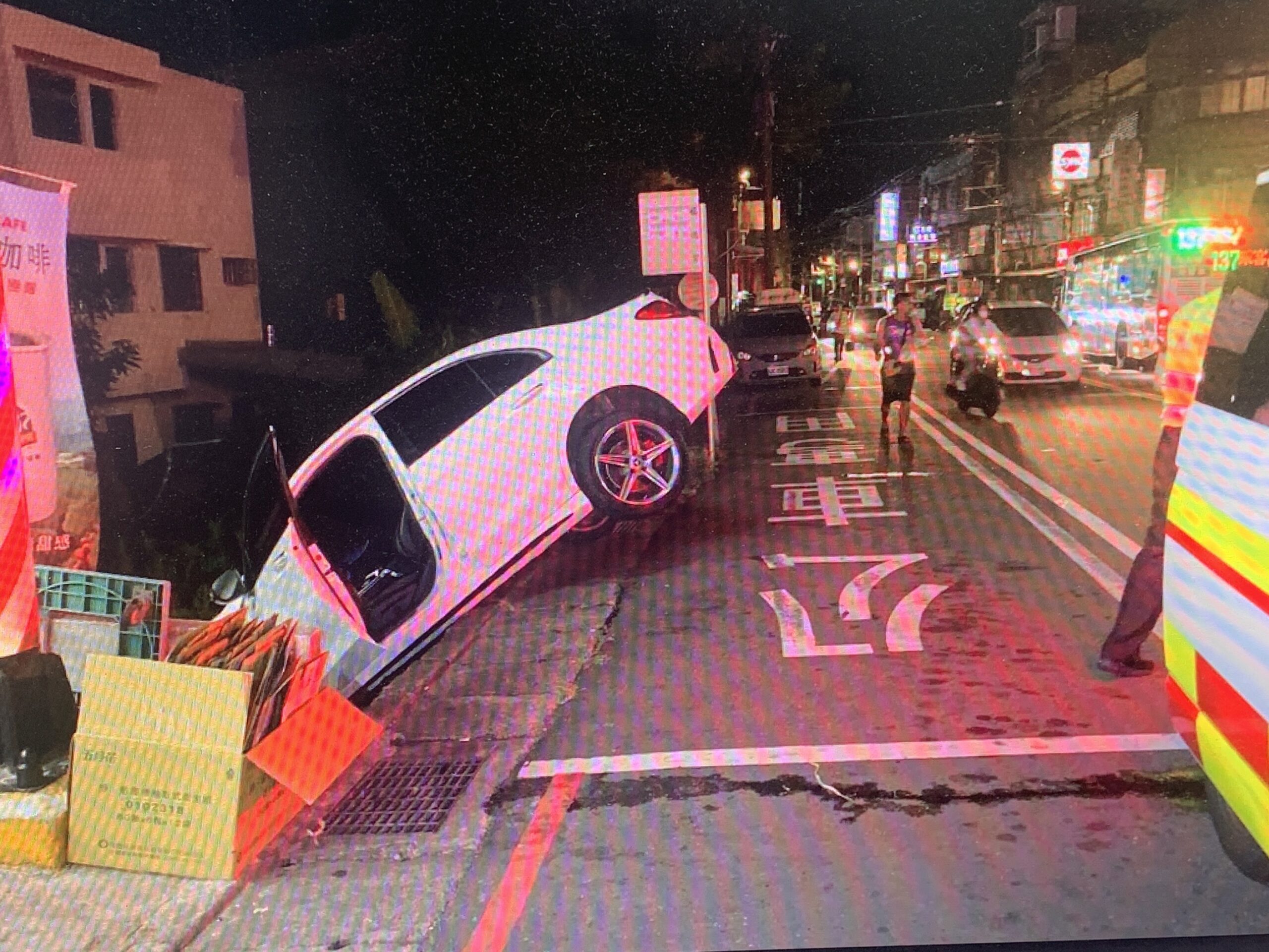 尷尬!桃園龜山汽車「斜插路邊草堆」 1男1女自行爬出車外 S 397484051 scaled