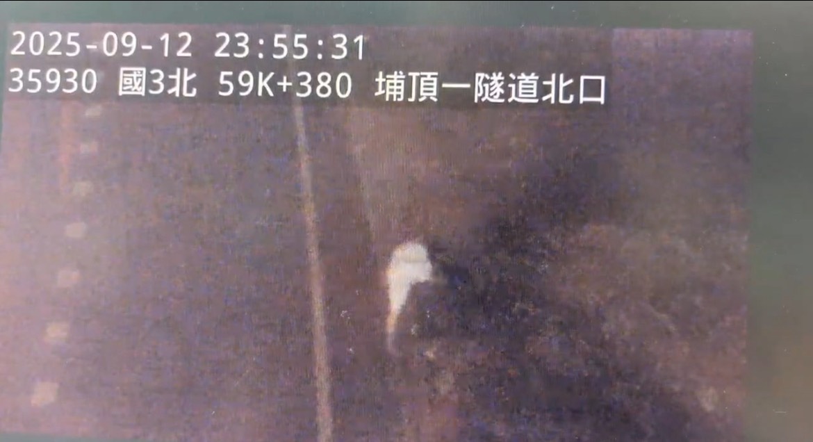國3北大溪段自小客自撞護欄 駕駛徒步逃逸 S 42934288