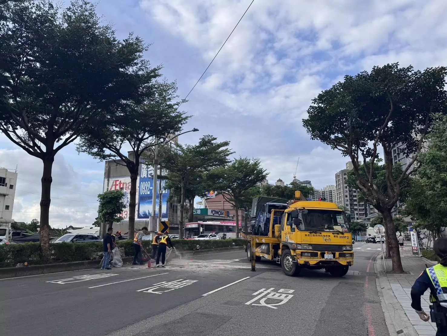 桃園小貨車自撞分隔島翻覆 駕駛受傷送醫 S 43565064 0
