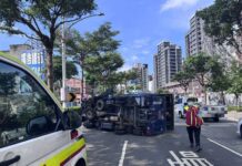 桃園小貨車自撞分隔島翻覆 駕駛受傷送醫