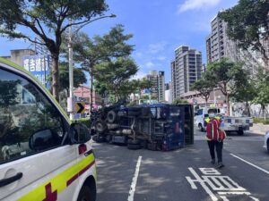 桃園小貨車自撞分隔島翻覆 駕駛受傷送醫