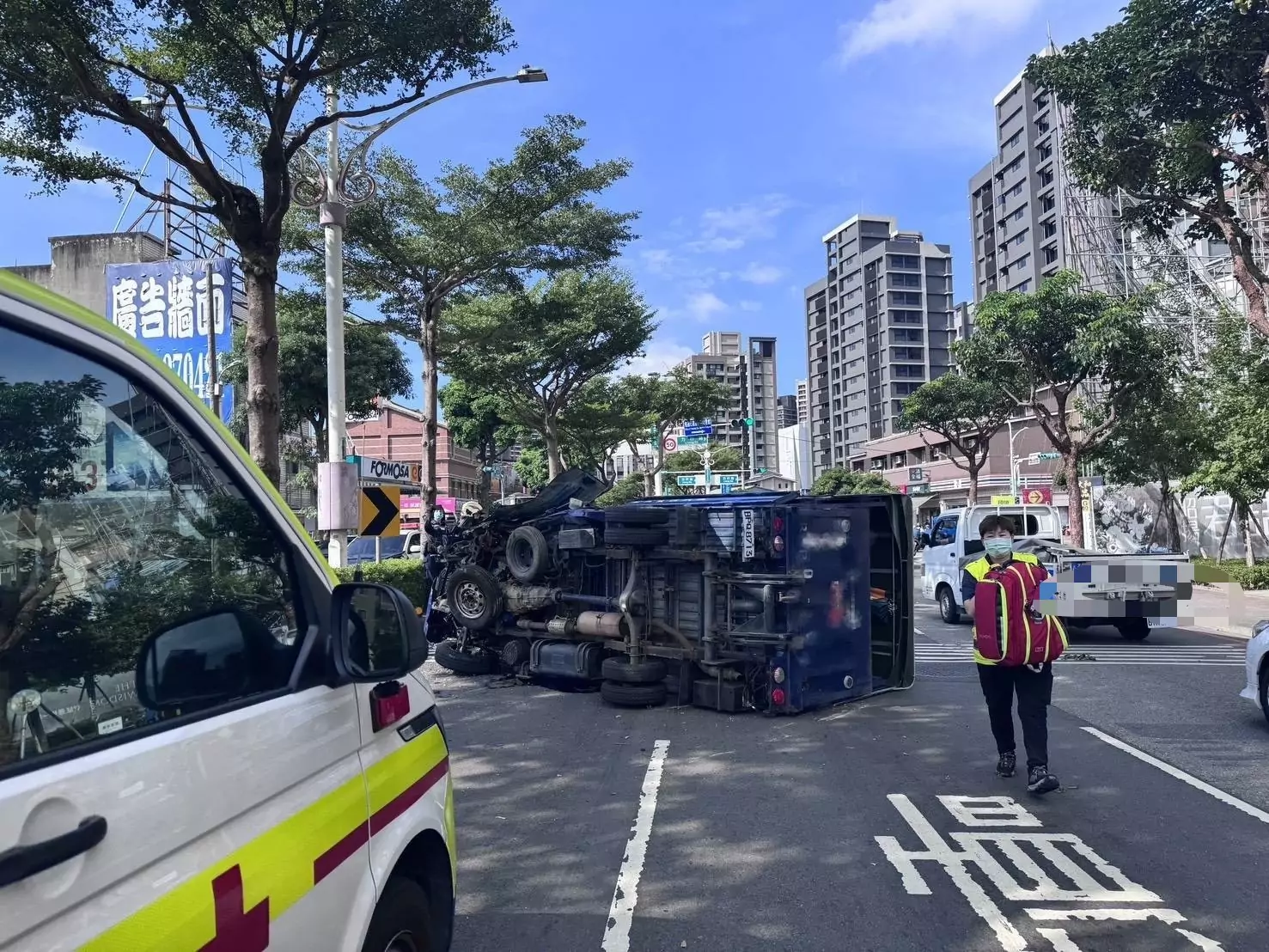 桃園小貨車自撞分隔島翻覆 駕駛受傷送醫 S 43565066