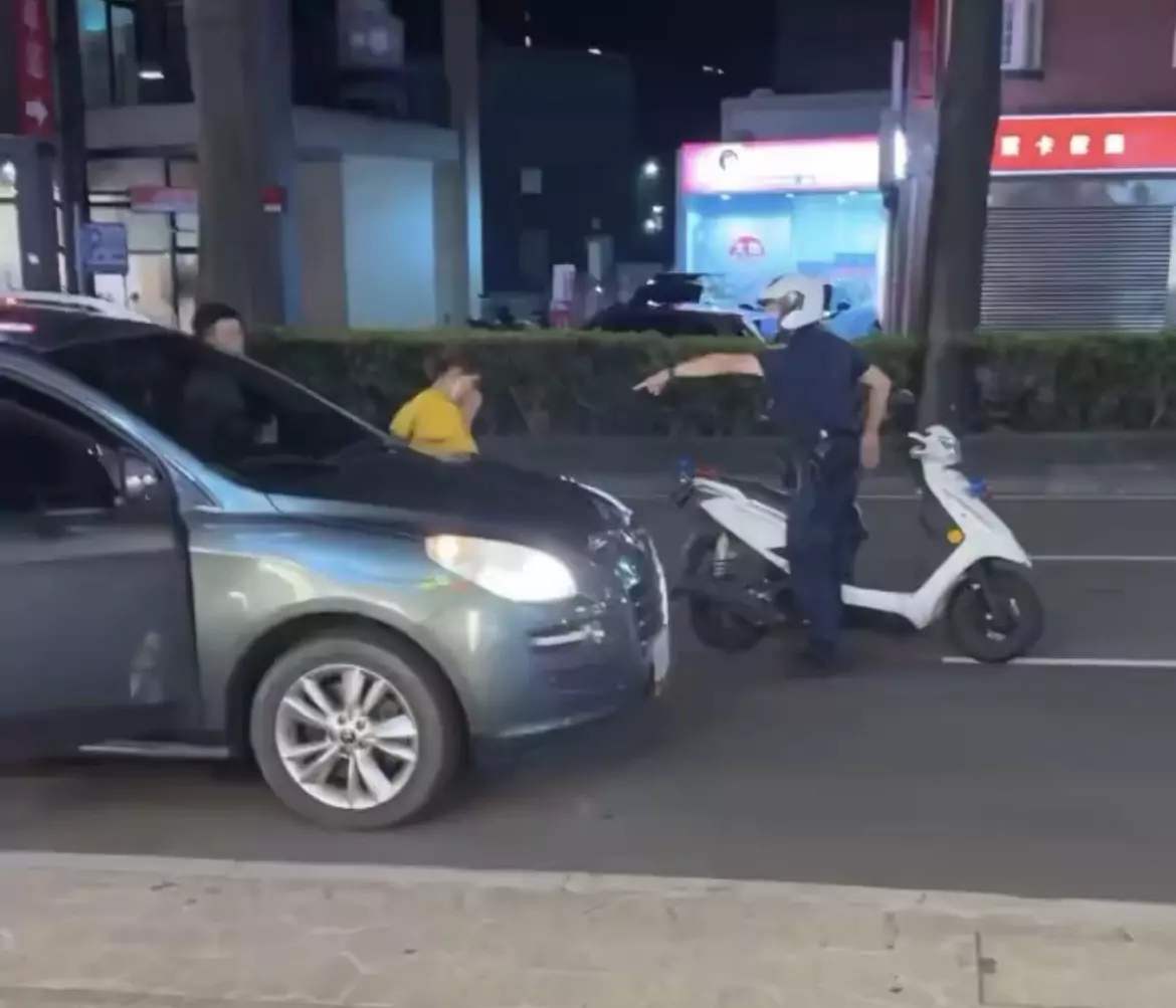 【有片】桃園自小客違規左轉拒攔查 越籍男駕駛翻牆落跑 【有片】桃園自小客違規左轉拒攔查 越籍男駕駛翻牆落跑