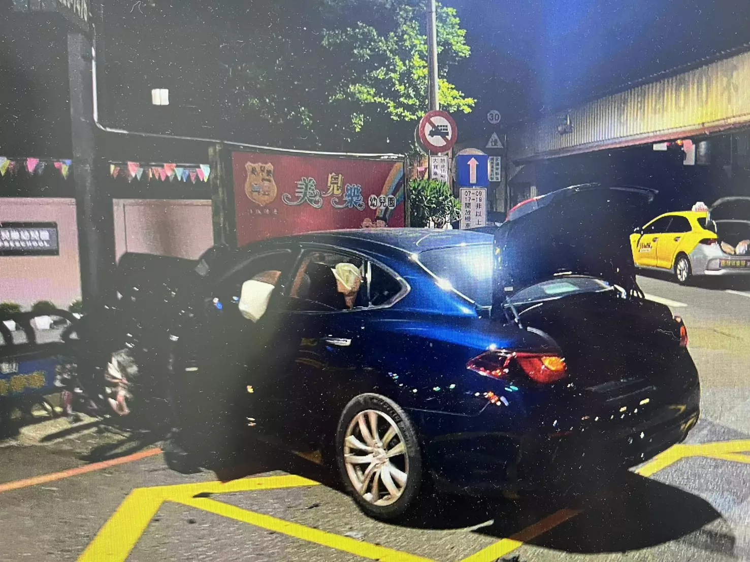 路口未禮讓釀禍!桃園轎車凌晨遭側撞 慘況曝 路口未禮讓釀禍!桃園轎車凌晨遭側撞 慘況曝