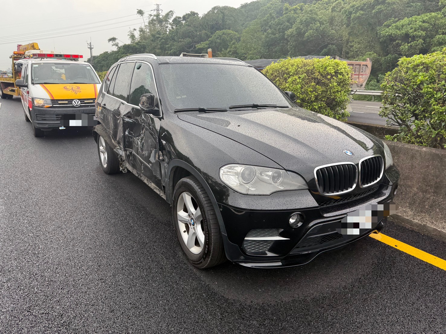 【有片】驚險!國3大溪貨車爆胎失控偏移 自小客遭撞凹1人送醫 S 58597445