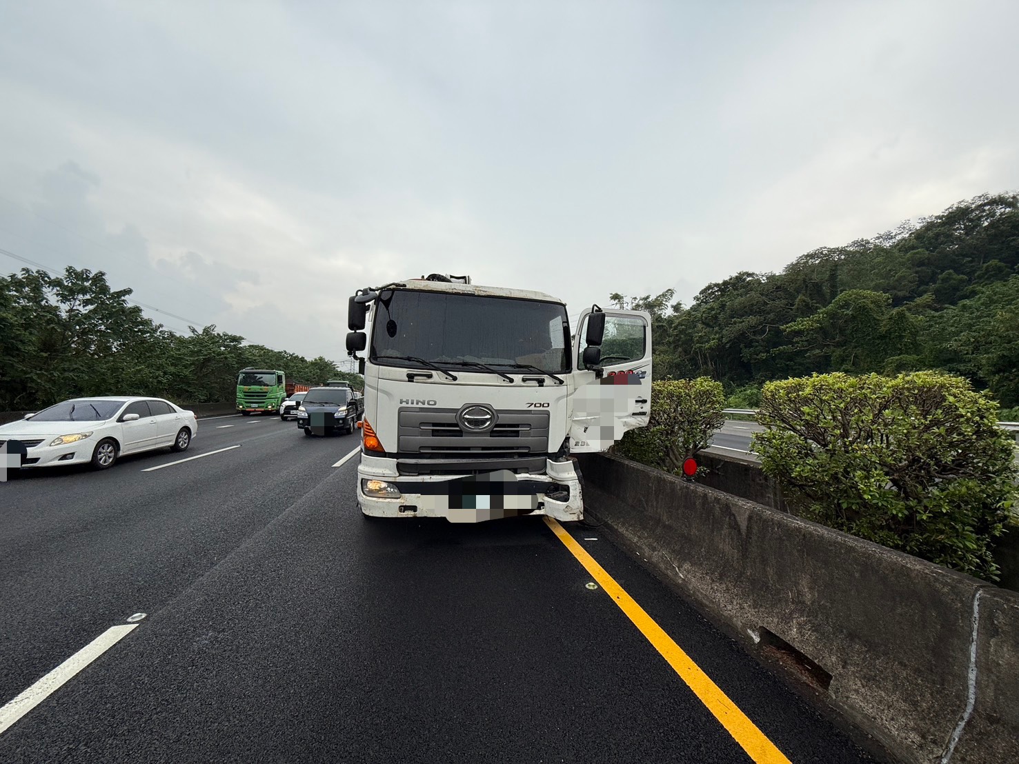 【有片】驚險!國3大溪貨車爆胎失控偏移 自小客遭撞凹1人送醫 S 58597446