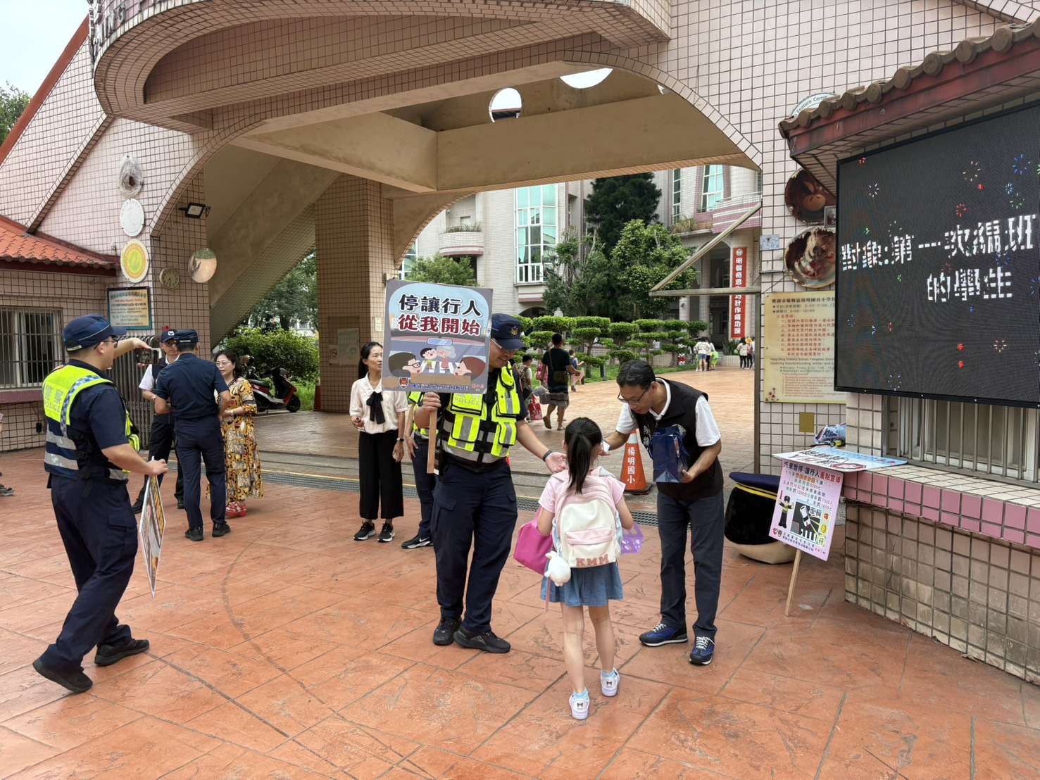 今天開學!楊梅警強化校園交通疏導 維護學童安全 S 76071061 0