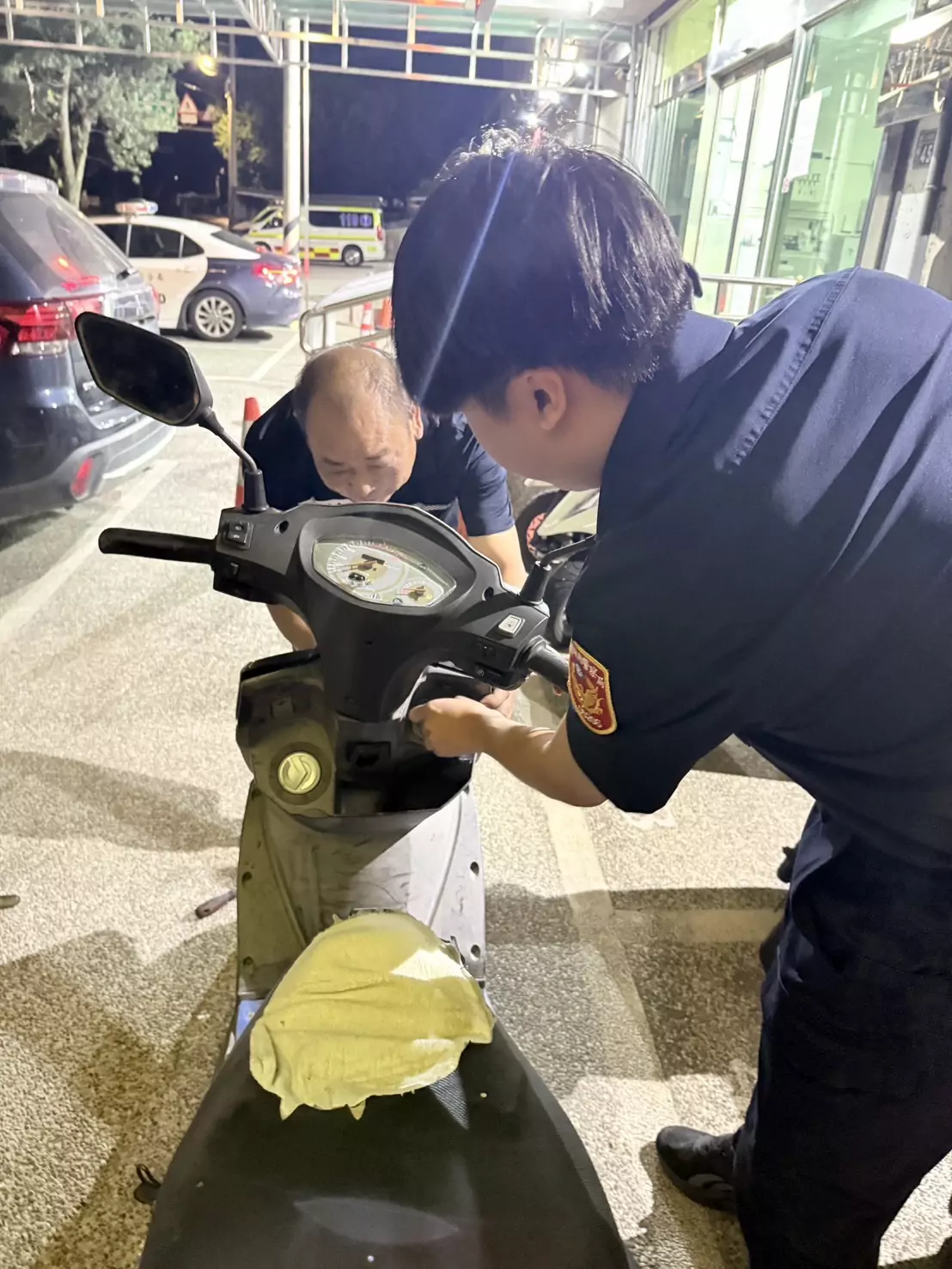 男子到楊梅工作遇1窘境無法返家 員警攜手機車行老闆即刻救援 S 76447904 0
