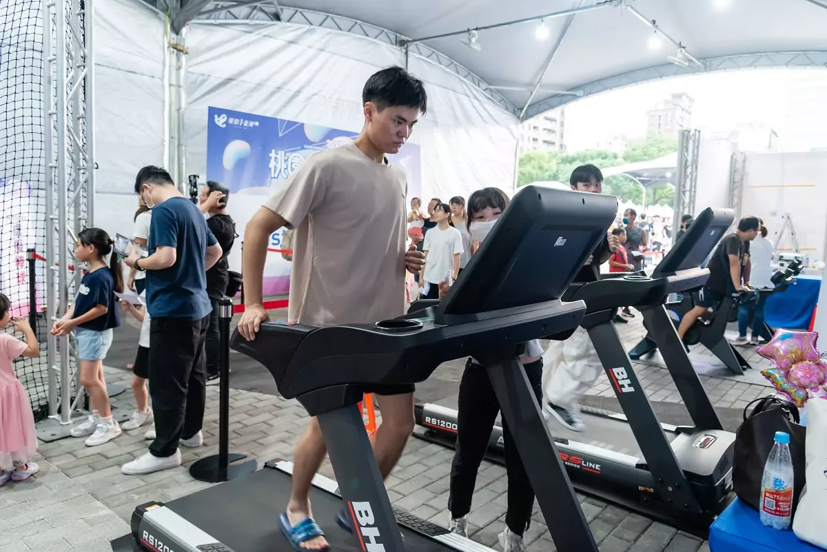 桃園體育展演登場 張善政表揚31名體育有功選手與團體 V0909001