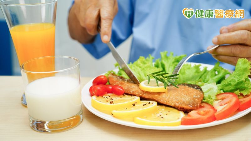 65歲婦人背痛2年竟是骨質疏鬆! 醫教「這樣做」防骨本流失