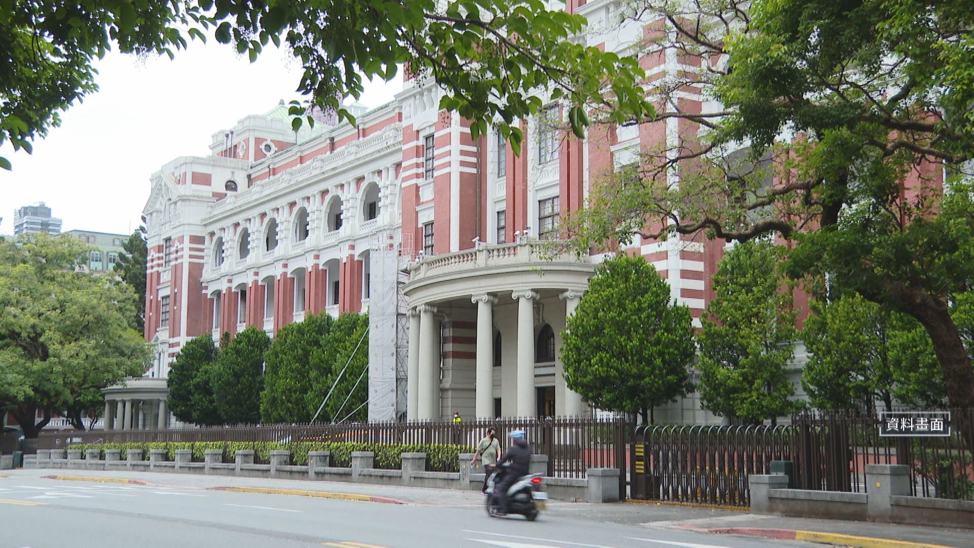 女攝影師闖總統府遭攔 咬傷憲兵判拘役55日