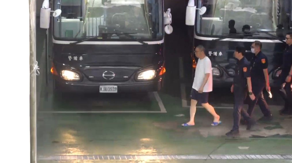 柯文哲囚車抵達「淡定走入北院」 北檢仍在研議是否抗告