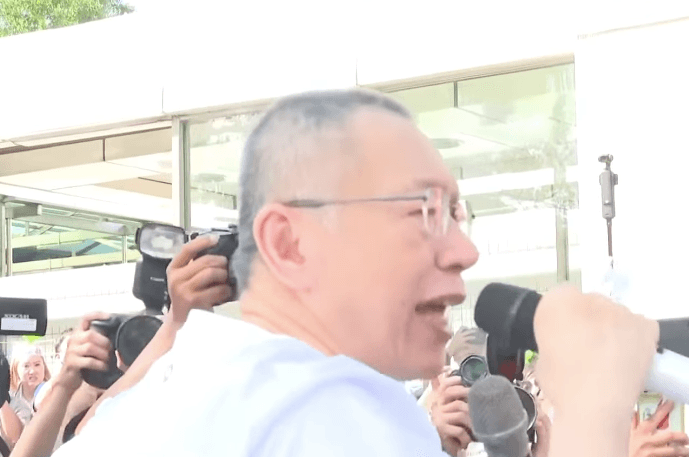 撤場擠滿小草護送 柯文哲上車前高喊:絕不投降、絕不屈服