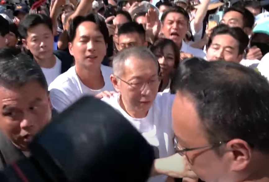 柯文哲交保小草迎接　吃屎哥亂入撒冥紙遭驅離