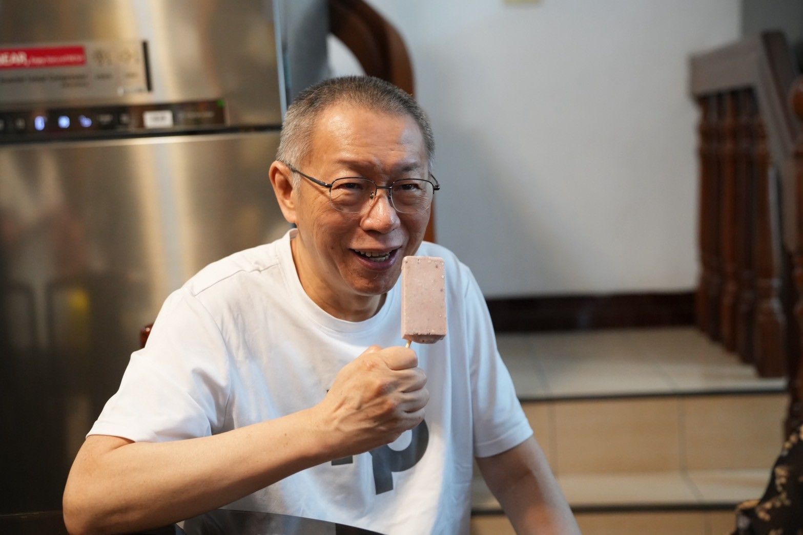 柯文哲返老家過火爐、吃豬腳麵線去霉運 啃冰棒笑了