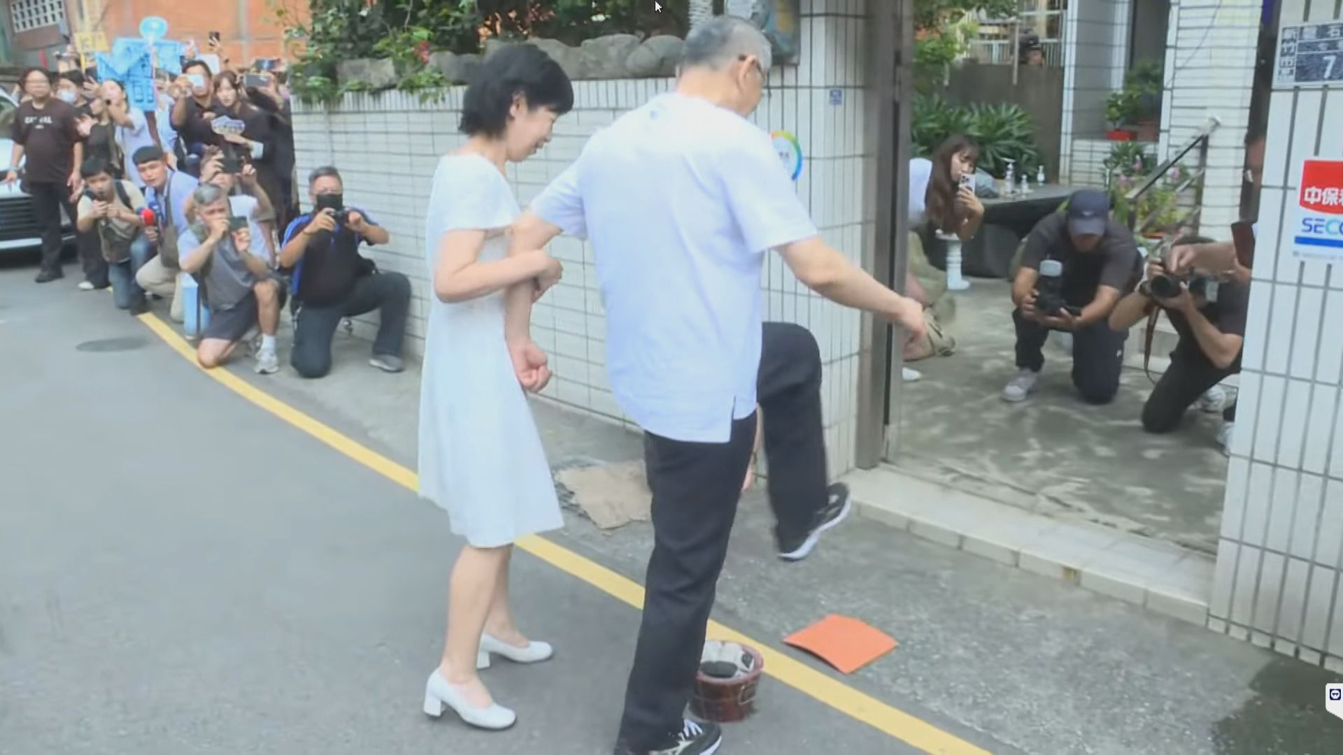 柯交保直奔老家 轟檢挑戰禁令2/柯文哲傍晚抵達新竹老家 過火爐、吃豬腳麵線去霉運