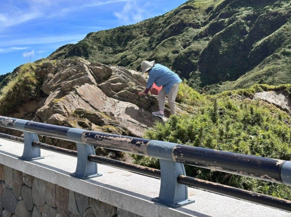 女遊客翻越武嶺護欄攀岩拍照 太管處告發最高罰3千