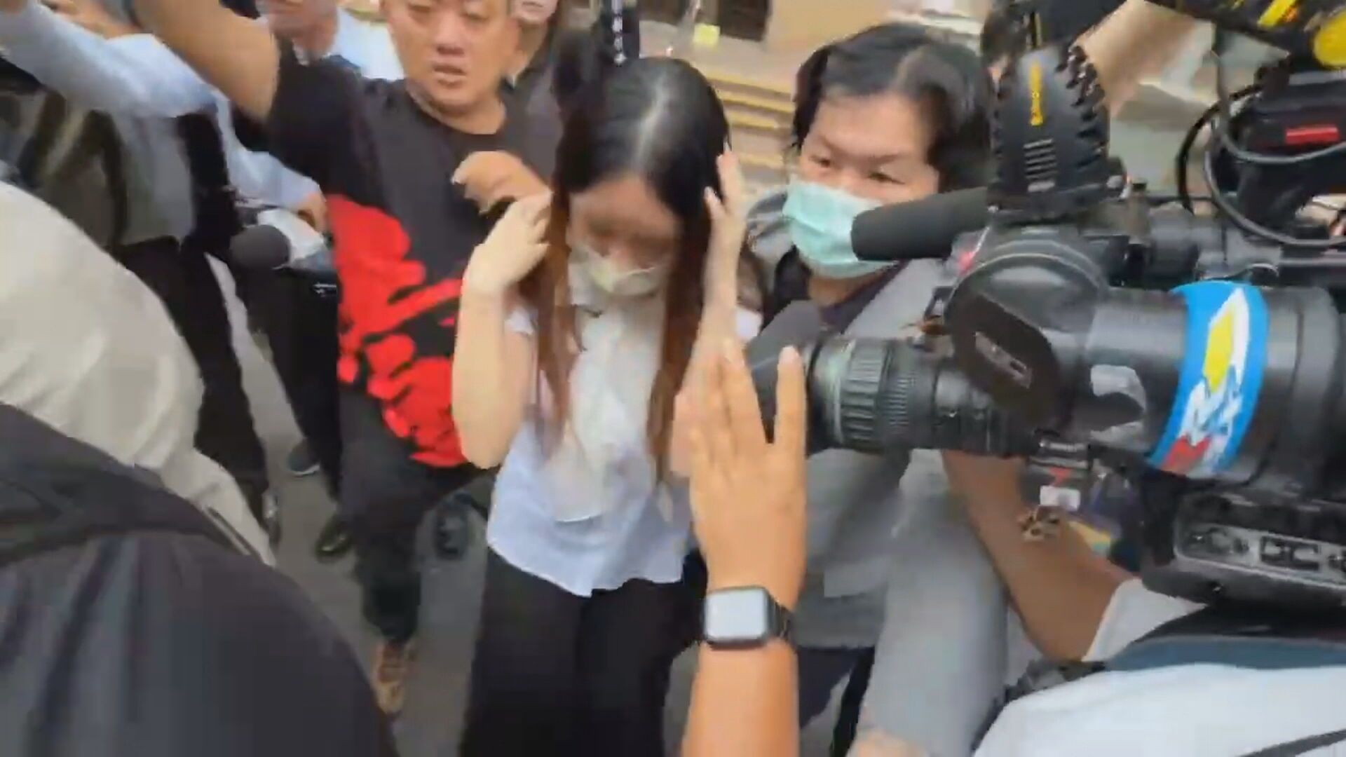 陳怡君涉貪100萬交保!3小時完成辦保 辦公室主任突圍護送上車