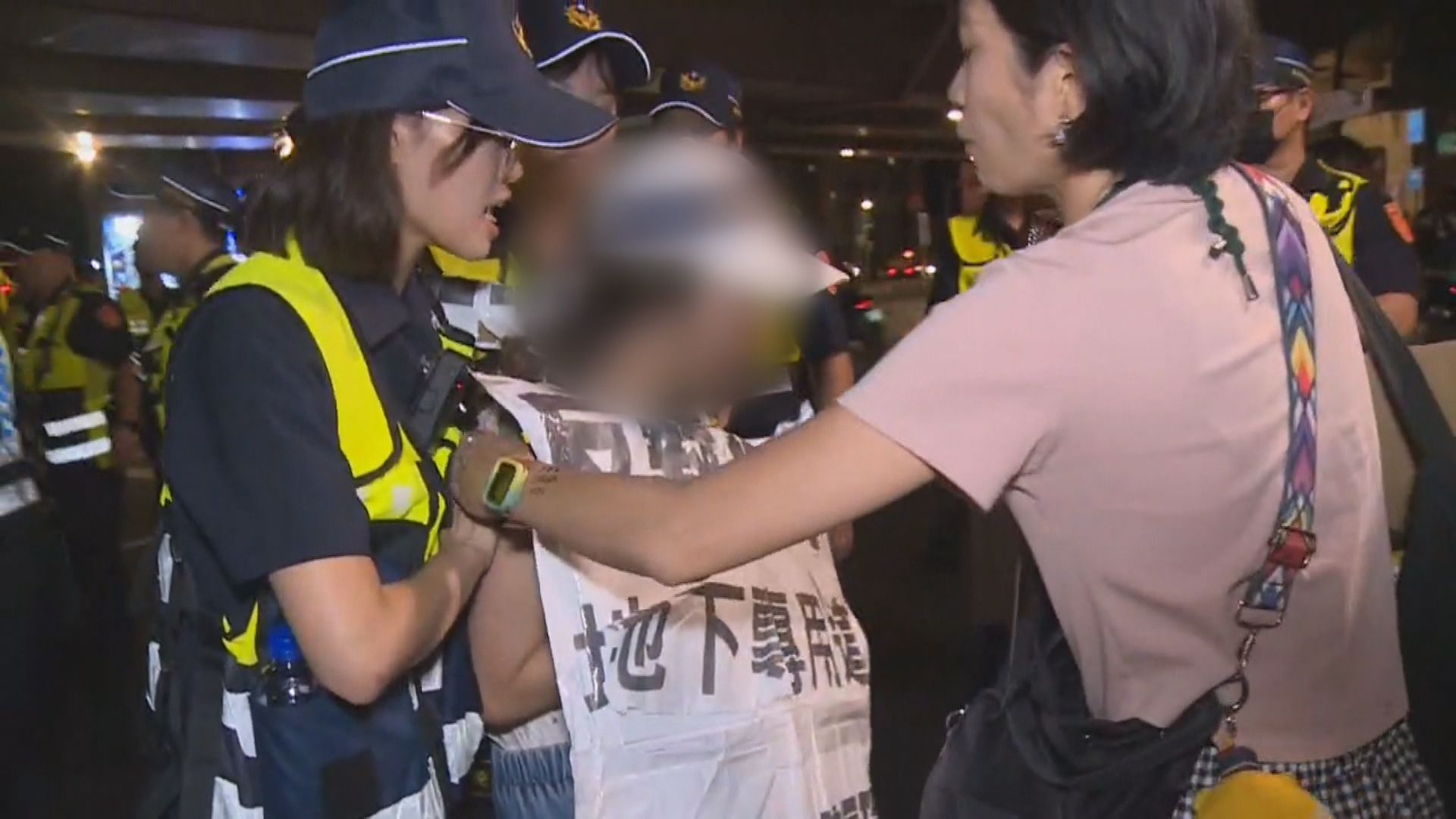 公館圓環開拆 迎交通黑暗期2/抗議拆公館圓環! 群眾走讀「衝車陣」抗議