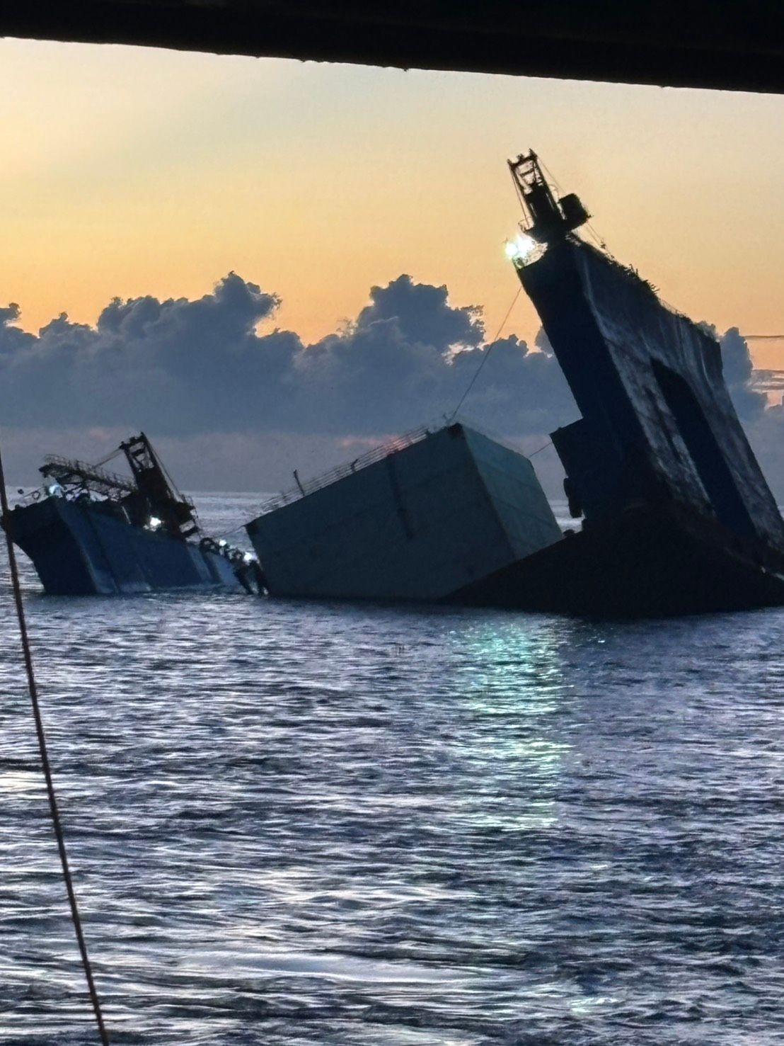 獨家畫面/千萬沉箱隨船沉海 宜蘭大溪漁港工程浮台船事故畫面曝