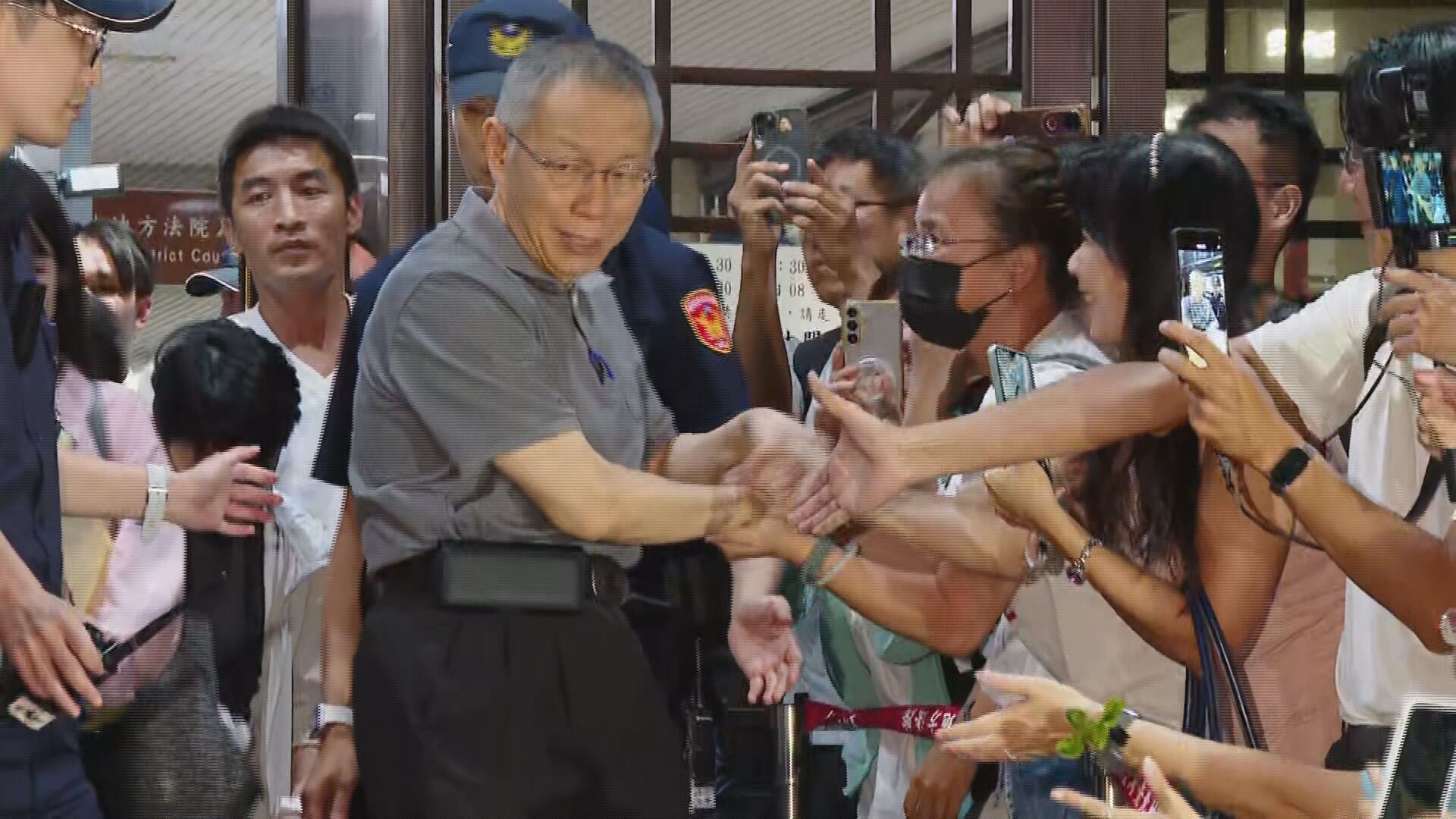 小草狂吼「清清白白」傳入法庭 法官不悅警告、柯文哲一臉驚訝