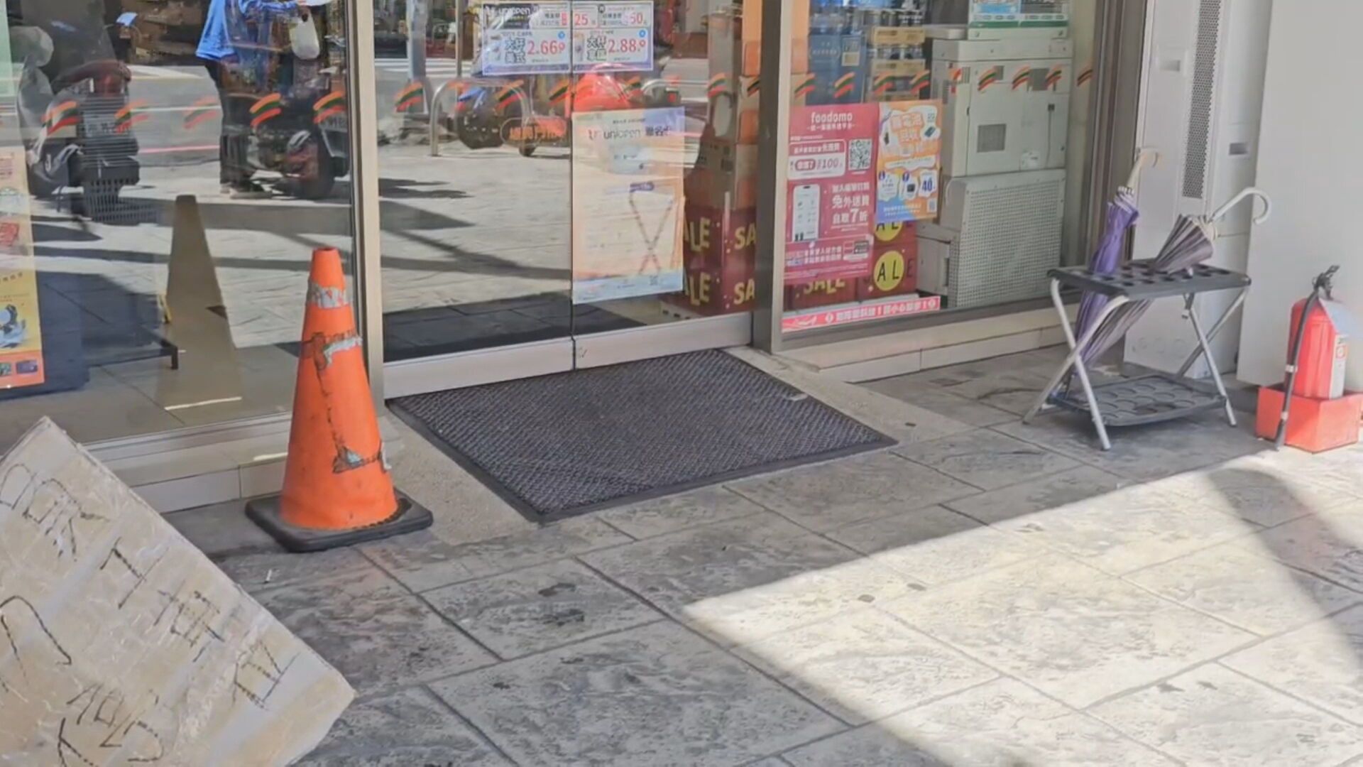 桃園女遭割喉奔超商求救血流滿地 恐怖情人自殘昏迷浴缸