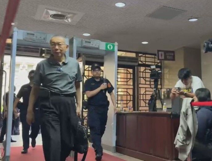 柯文哲開庭手機突響 急接「科控來電」:審判長正在盯我