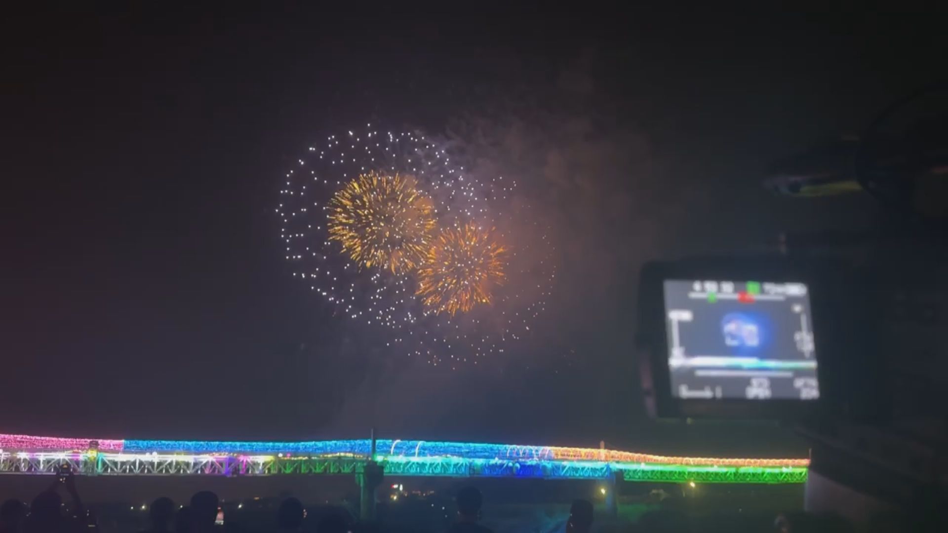 南投夜空璀璨 國慶煙火搶先看2/今年國慶焰火在南投 焰火彈試放民眾爭睹美景