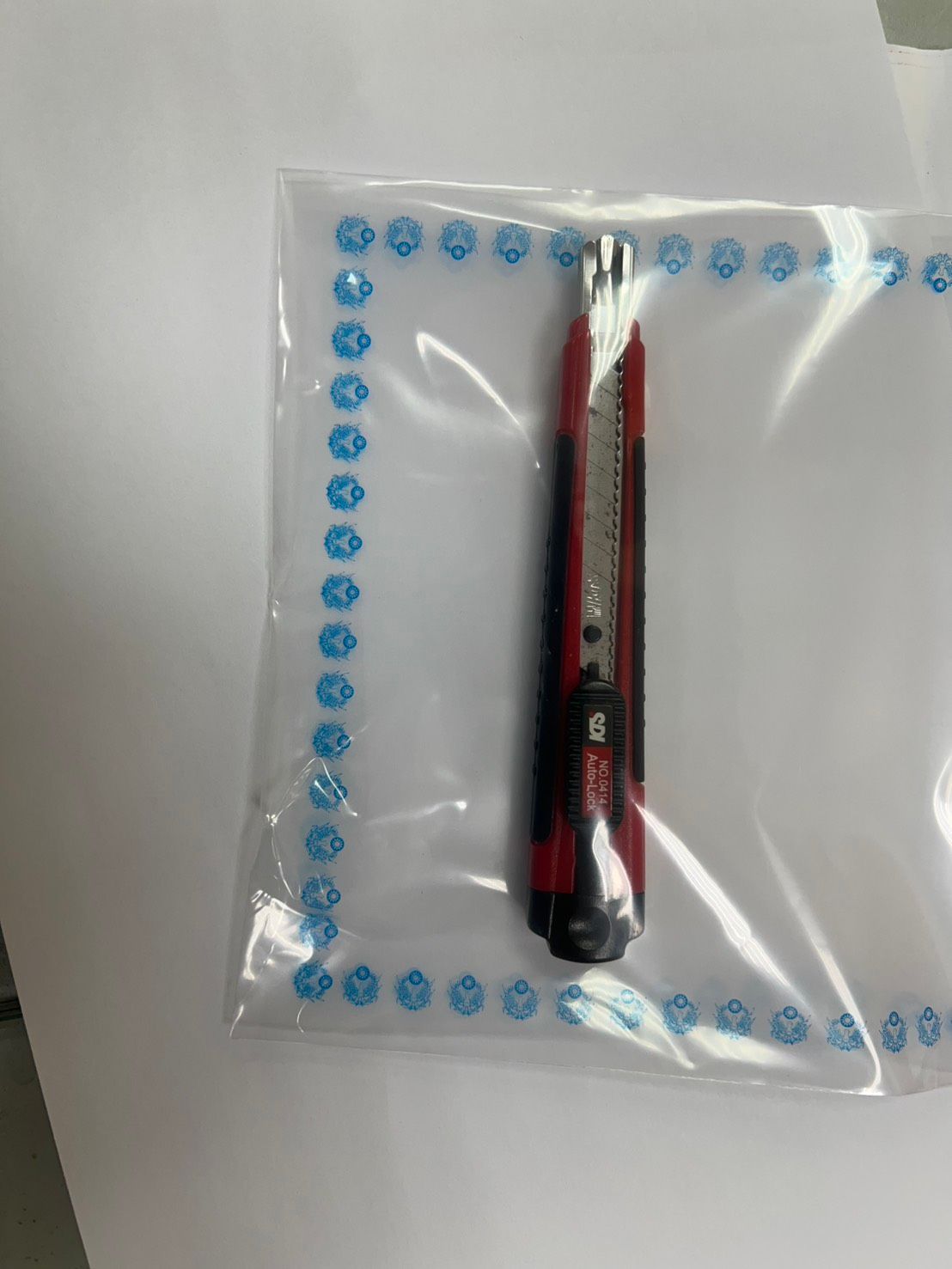 澳洲男搭捷運喝飲料遭制止比不雅手勢 男怒亮刀恐嚇