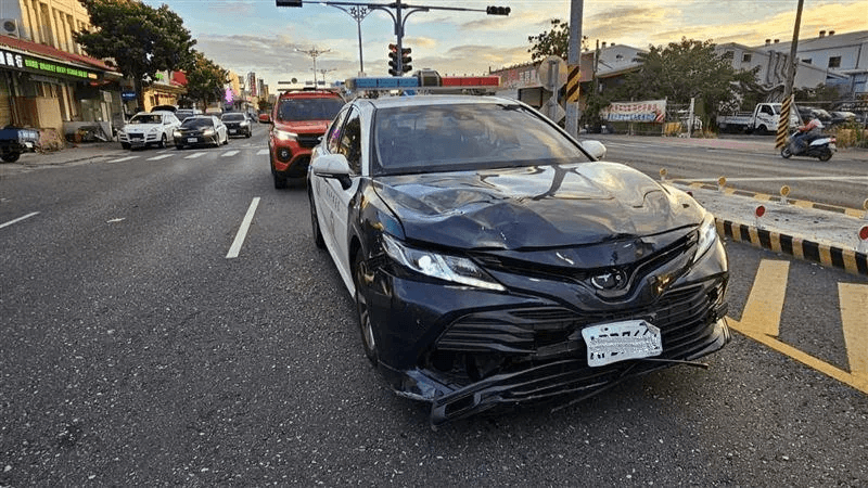 警車撞機車!花蓮嬤卡車底命危 市場「堆高機」馳援仍不治