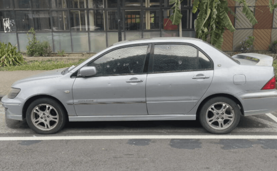 板橋宮廟前轎車遭射23槍!警尋獲8鋼珠 車主:未與人結怨