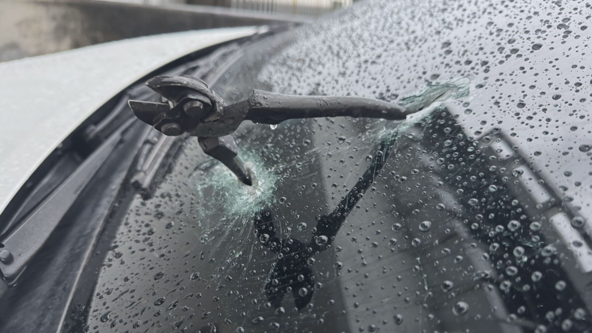 離譜直擊!擋救護不罰 鐵鉗恐怖飛砸2/國道驚魂!天外飛來金屬鐵鉗 砸毀擋風玻璃