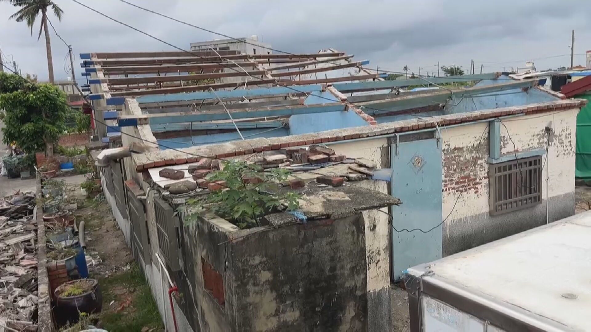 颱共舞樺加沙進逼 慘!屋頂還在修2/颱風又要來!台南143戶民宅仍沒有「屋頂」 受災戶憂心