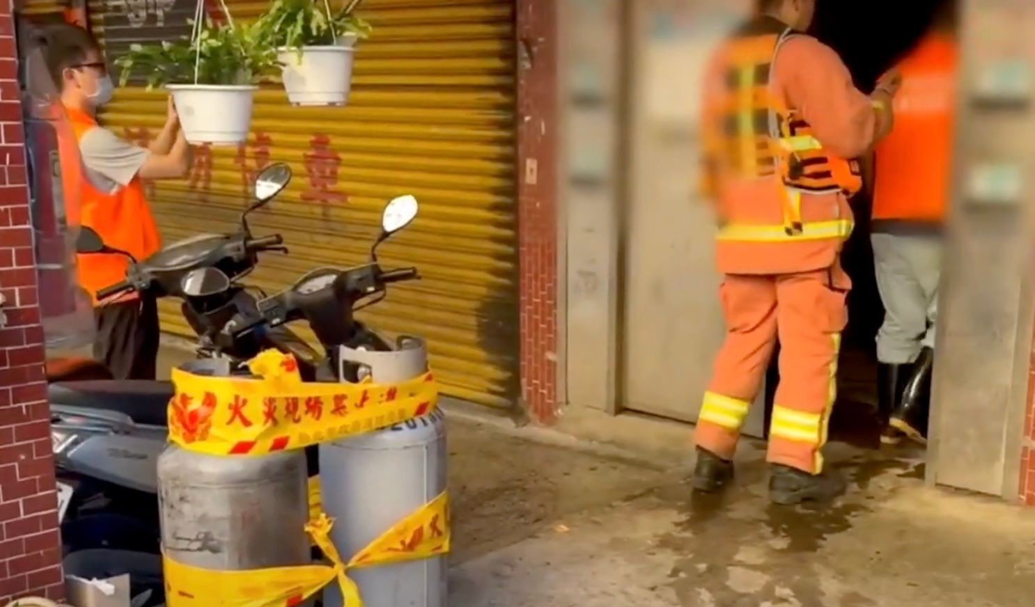 瓦斯桶呈開啟狀態!新店公寓凌晨竄火 1男全身燒燙傷亡