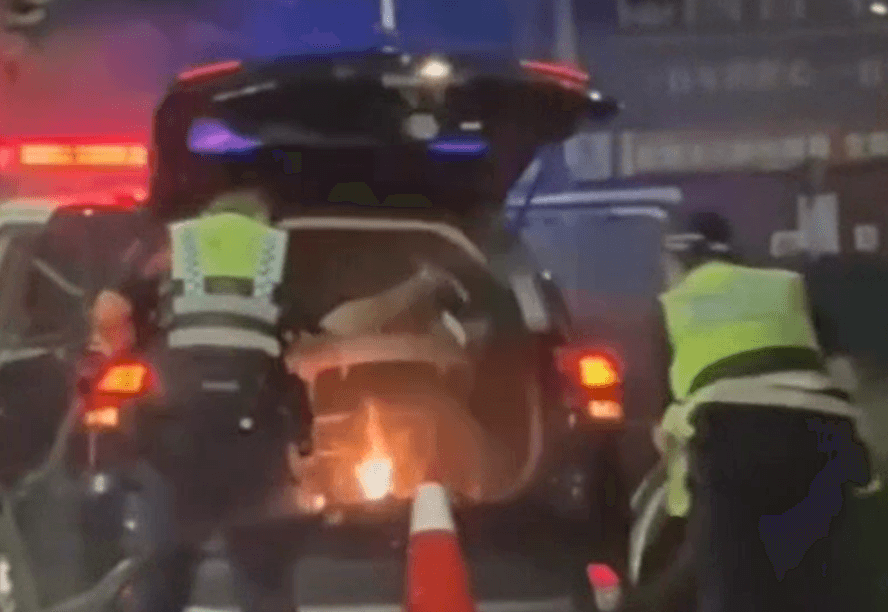 台中警車行駛中後車箱冒火花 分局:備用電瓶起火