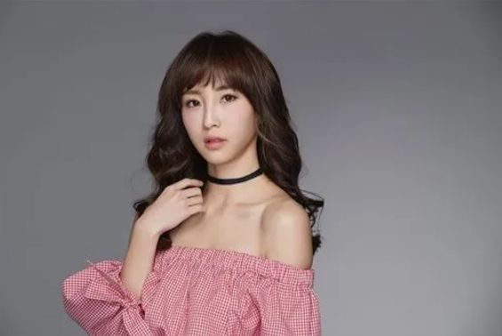 國光女神陳瑀希「大巨蛋當熱炒店」 看球狂敬酒、留滿地垃圾遭炎上