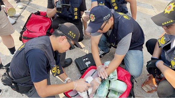 柬埔寨漁船掛台灣國旗拒檢 海巡查獲逾718公斤毒品