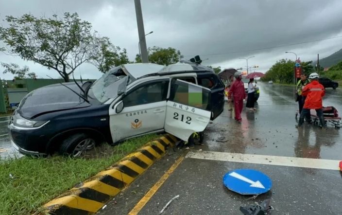花蓮警車押解通緝男突撞分隔島 犯嫌傷重不治、2警傷