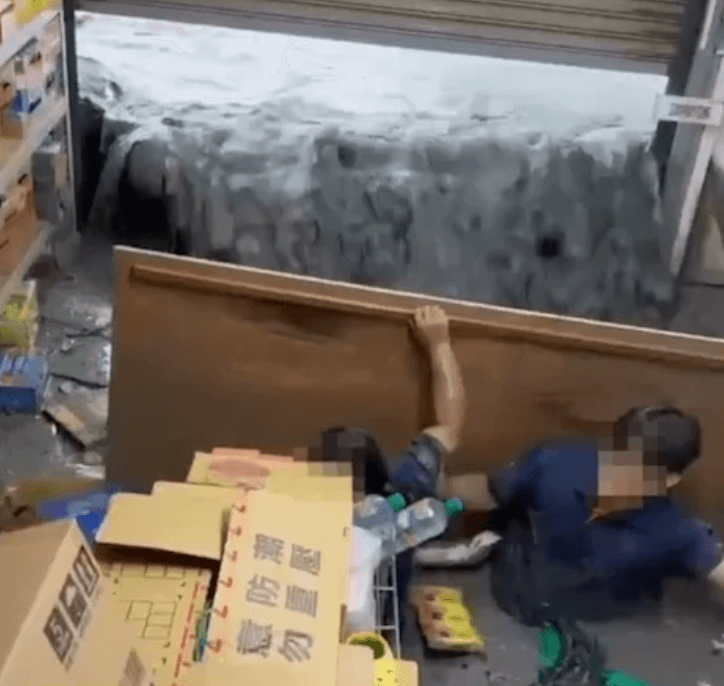 花蓮全聯遭泥水淹沒 5員工1顧客撤往二樓等救援