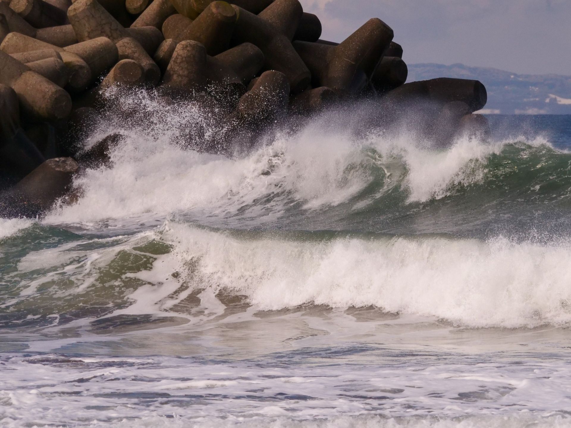 強颱樺加沙直撲香港 一家4口觀浪「母子遭捲走」父跳海救人也溺水