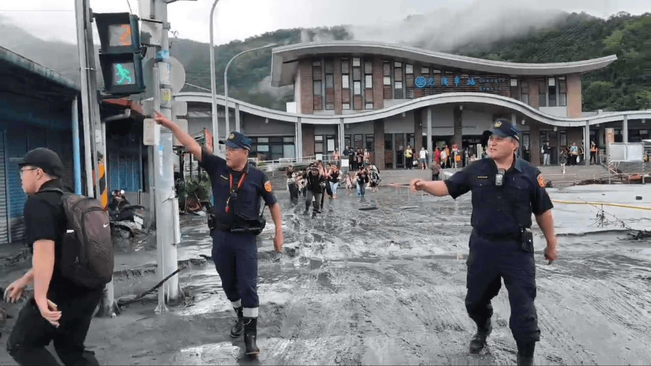 再傳堰塞湖有潰堤危險! 警車一度廣播急撤離