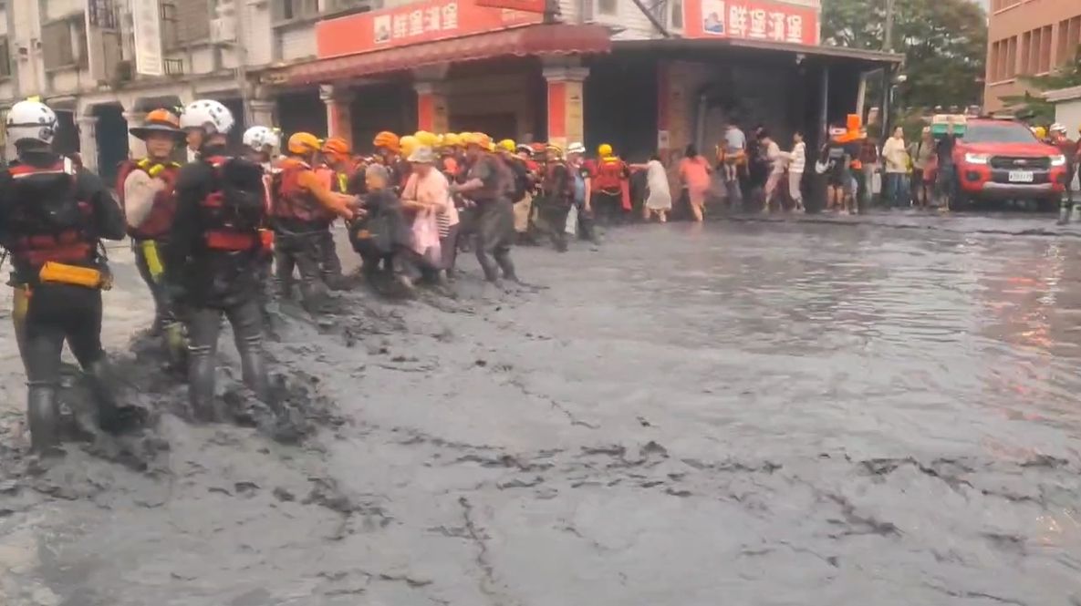 「救援人龍」勇抗泥流!特搜隊挺進災區   攙扶花蓮光復鄉長輩脫困