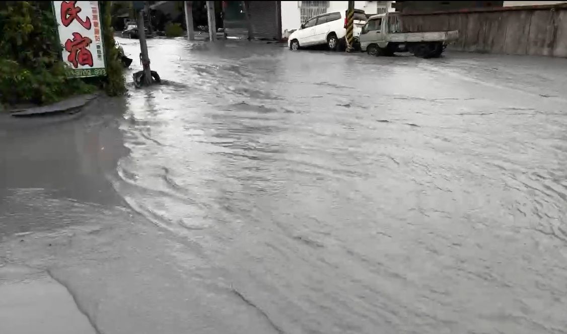 堰塞湖溢流逃難「媽媽鬆開他的手」 兒獨活哽咽:不想讓我一起淹死