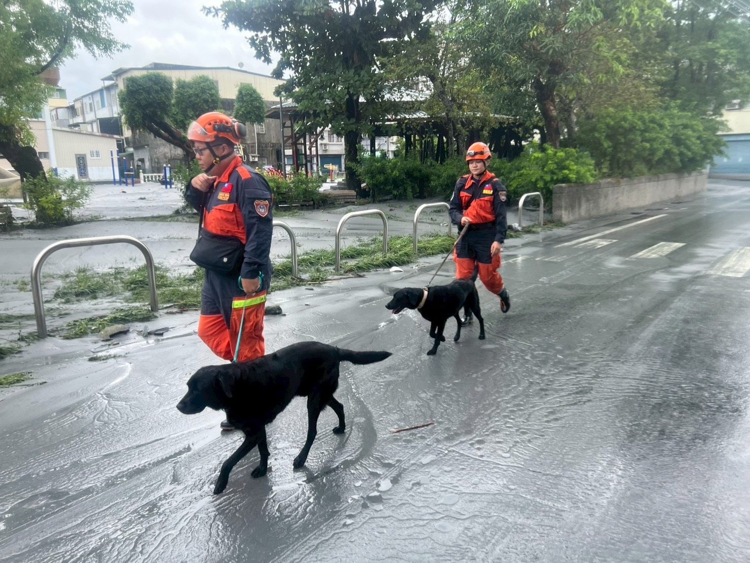 新北特搜隊日夜救援30小時 助140名居民脫困花蓮災區