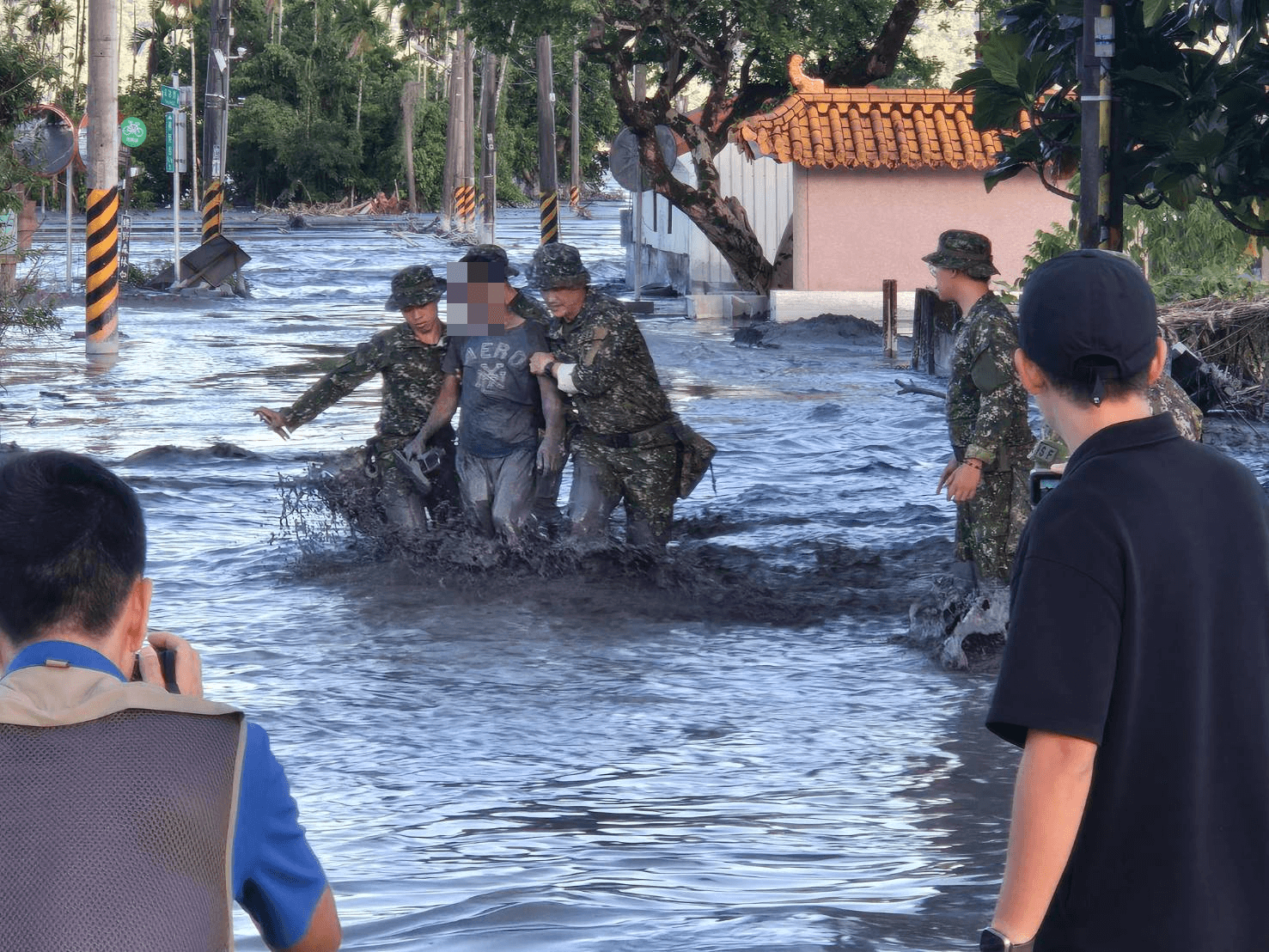 花蓮保安寺旁淹水!國軍再救一命 協助男子穿越水路脫險