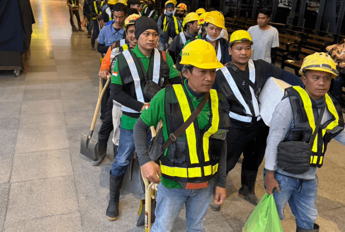 印尼移工休假日變身「黑皮志工隊」　凌晨出發奔赴光復災區