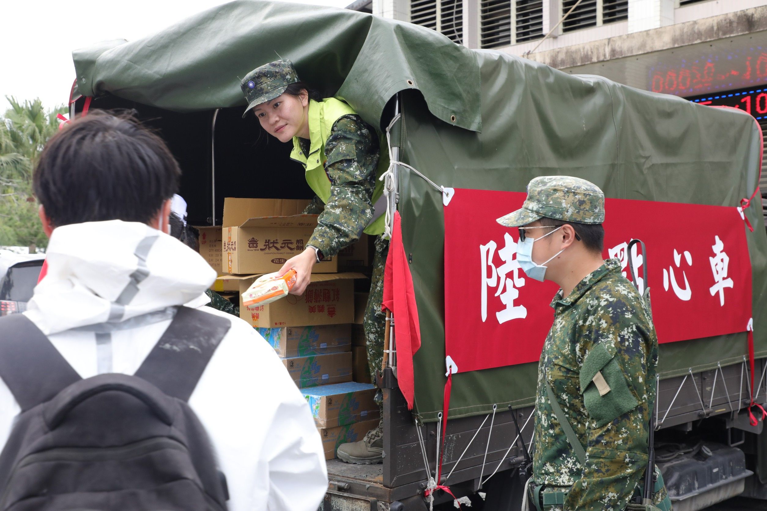 疼惜災民也照顧弟兄!國軍花蓮出動「小蜜蜂」 補給點心舒緩壓力