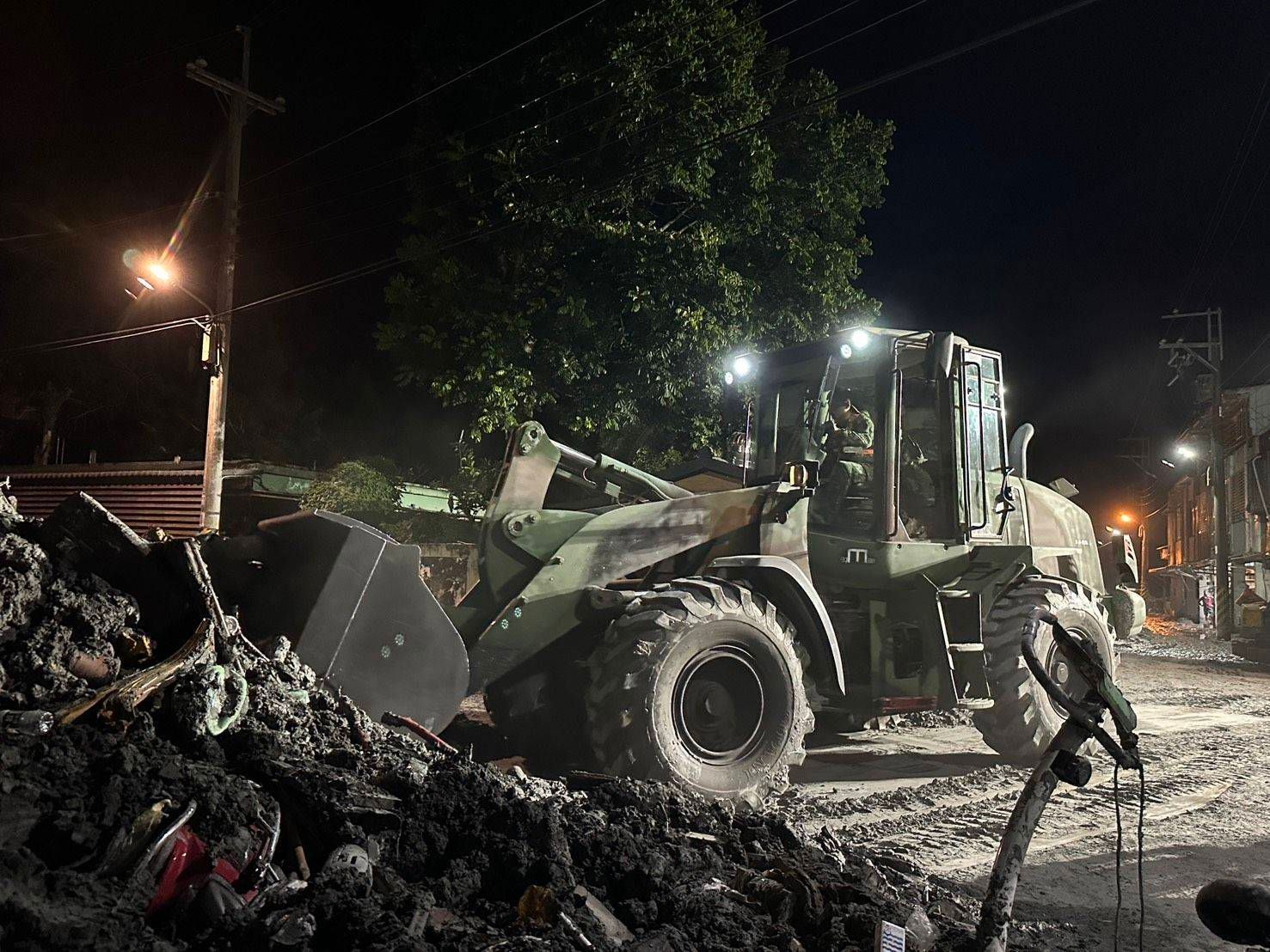 第5作戰區夜間投入光復鄉救災 軍民同心排除道路障礙