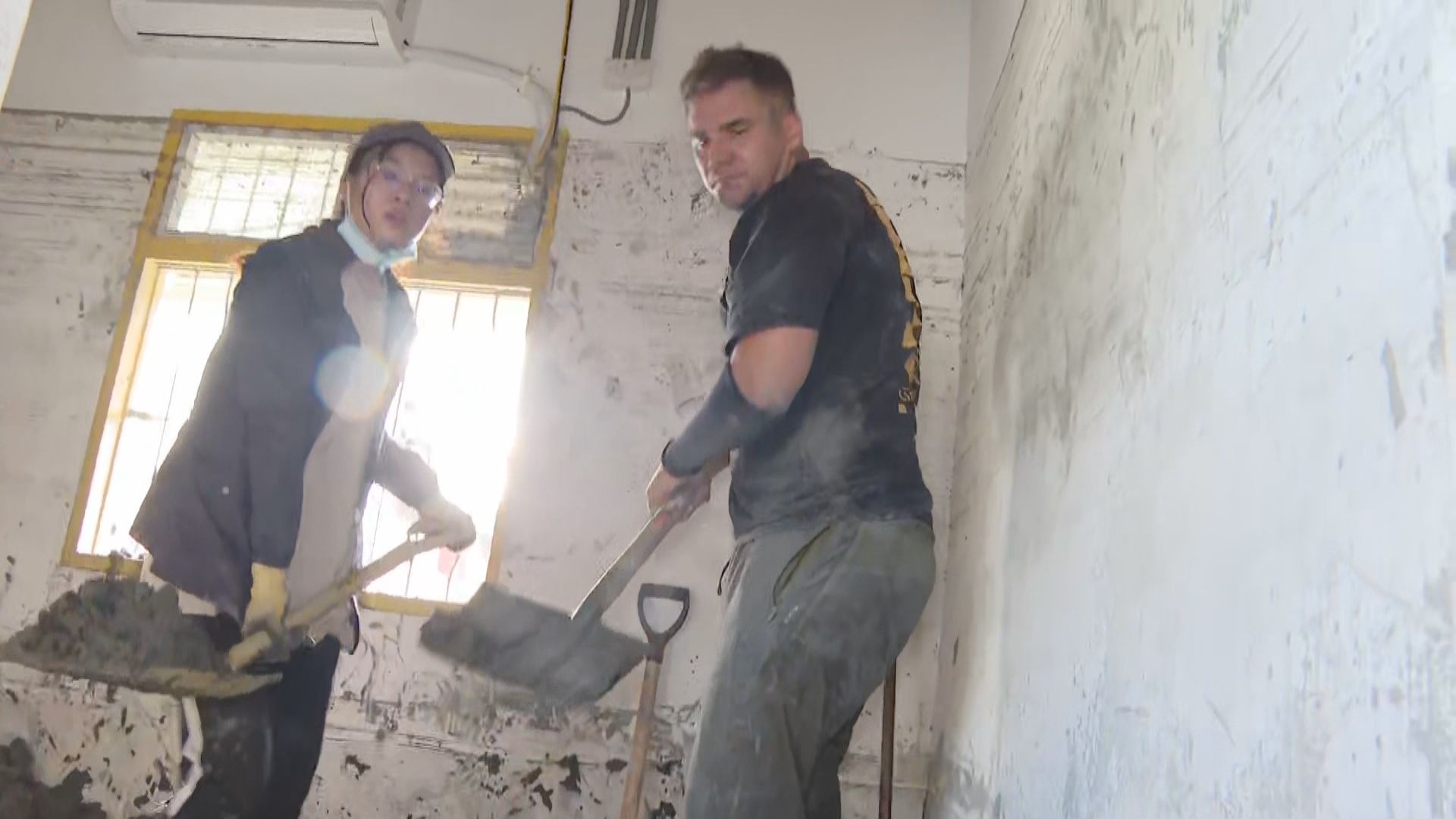 《中文怪物》YTber李大豐、Justin教授 化身「鏟子超人」清運泥沙